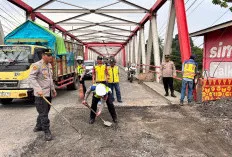 Ratusan Personel Gabungan Tambal Jalan Lintas Sumatera, Polda Sumsel Siapkan Jalur Mudik Lebaran
