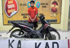 Astaga, Nekat Sekali Pria Ini Curi Panel Body Pesawat