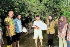 Ringankan Beban Tenaga Kontrak Terdampak Banjir, Dinkes Muba Berikan 50 Paket Sembako 