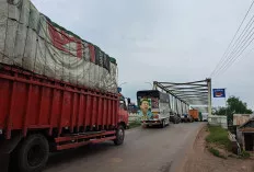 Jembatan Sungai Lilin Tiap Pagi Padat Kendaraan 