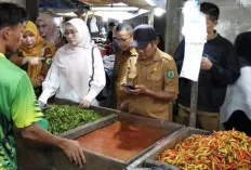 Sidak Pasar Randik, Harga Cabai dan Daging Naik Jelang Lebaran