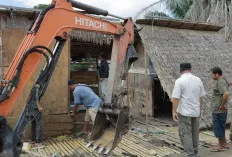 Satpol PP Palembang Bongkar Pondok Liar di Tepian Sungai Udang