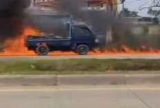 Kebakaran Mobil Pick Up di Jalan Alamsyah Ratu Prawiranegara, Pengendara Panik Menghindar
