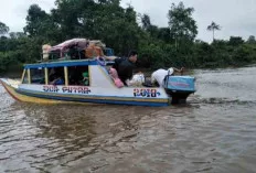 Akses Jalan Darat Tegenang Air, Warga Ulak Embacang Memilih Gunakan Sekoci Keluar Masuk Desa 