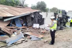 Kecelakaan Tunggal,  Truk Terguling dan Menghantam  Rumah Warga