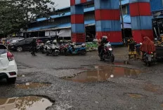 Akses Jalan Depan Pasar Randik Sekayu Becek dan Berlubang, Warga Keluhkan Kondisi Infrastruktur