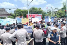 Ratusan Warga Demo di PN Kayuagung, Tuntut Kades Pematang Panggang Dibebaskan