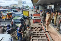 Lapak Pedagang dan Tuak di Bawah Jembatan Ampera Ditertibkan