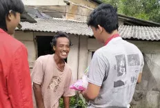 Patut Dicontoh! Mahasiswa Unsri Berbagi Sembako Gratis