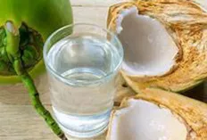 Ini Khasiat Air Kelapa Muda yang Bisa Membuat Tubuh Segar 