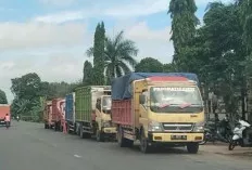 Pengguna Jalan Resah, Masih Ada Truk Angkutan Berat Parkir di Pinggir Badan Jalan Sekayu Muba 