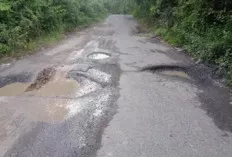 Sering Dilintasi Truk Bermuatan Minyak, Akses Jalan Tebing Bulang Berlubang 