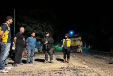 Keluar Malam Hari, Sekda Muba Awasi Perbaikan Jalan di Sekayu 