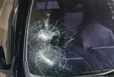 Astaga Tega Banget, Kaca Mobil Pecah Dilempari Batu Diduga oleh Kelompok Remaja