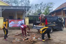 Sambut HUT Bhayangkara ke-78, Polsek BHL Timbun Jalan Rusak