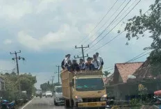 Membahayakan! Siswa Pulang Sekolah Numpang Naik di Bak Truk 