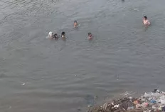 Air Sungai Musi Surut, Anak Anak 'Mandi Orek'