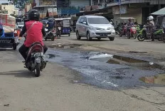 Pengendara Diingatkan Waspada Lubang Menganga di Jalinsum 