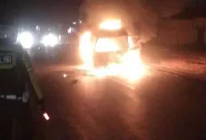 Ditabrak Truk, Minibus Hangus Terbakar di Jalintim Palembang-Betung