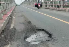 Waspada, Lantai Jembatan Beruge Ada 3 Lubang Besar, Bahayakan Pengendara Roda Dua