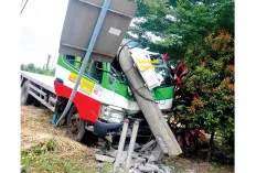 Ngantuk, Melebar ke Kiri Lalu Tabrak Tiang Listrik 
