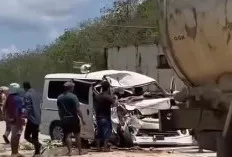 Nyalip Sembarangan, Luxio Tabrak Truk Fuso di Sembawa