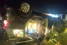 Astaga! Diguyur Hujan Tol Indralaya-Prabumulih Licin, Avanza Terbalik 