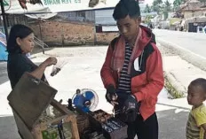 Utamakan Cita Rasa, Pedagang Bakso Pikul Laris Manis 