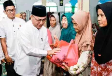 Safari Ramadan 1445 Hijriyah, Pj Bupati Apriyadi Bawa Sembako untuk Kaum Dhuafa, Beri Warning Perusahaan 