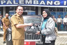Bagikan Sembako Kepada Warga yang Taat Pajak