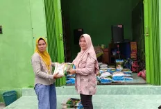 Jelang Ramadan 1445 Hijriyah, Kades Toman Bagikan 100 Karung Beras 
