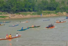 HUT RI Ke-79, Puluhan Nelayan Adu Kecepatan Lomba Balap Perahu Ketek 