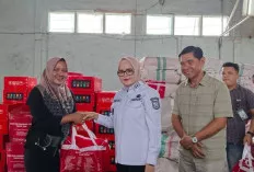 Wabup Netta Indian Serahkan Bantuan untuk Masyarakat Terdampak Banjir di Talang Kelapa   