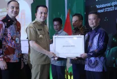 Serahkan Penghargaan Pemenang Desa Cantik di Sumsel