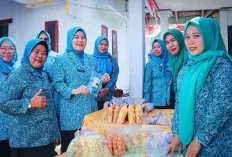 Hj Triana Apresiasi Inovasi Olahan Produk Kelapa PKK Kecamatan Lalan