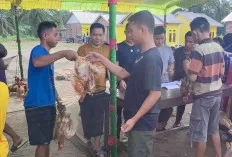 Jelang Ramadan 1445 Hijriyah, Kades Karang Anyar Membagikan Ayam dan Paket Sembako 