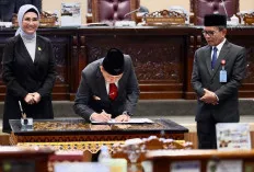 Pj Gubernur Agus Fatoni dan Ketua DPRD Sumsel Tandatangani Keputusan Bersama Persetujuan Tiga Raperda