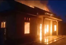 Geger! Diduga Korsleting 1 Unit Rumah Hangus, Begini Kondisi Pemiliknya?