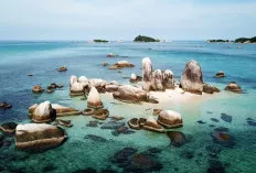 Pulau Batu Berlayar Belitung, Keajaiban Batu Granit yang Menyerupai Layar Kapal di Tengah Laut Biru