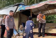 Kapolres Muba Patroli Air di Sungai Musi Sekaligus Bagikan Baksos Kepada Nelayan 
