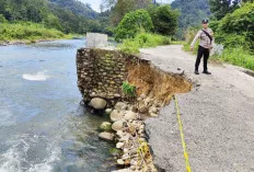  Jalan Longsor, Hanya Bisa Gunakan Sepeda Motor Keluar Masuk Desa 