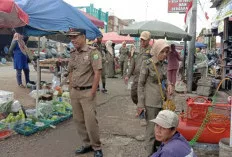 Satpol PP Muba Tertibkan PKL di Babat Toman, Himbau Agar Tak Berjualan di Bahu Jalan