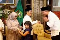 Pj Gubernur Agus Fatoni Bersama Pj Ketua TP PKK Tyas Fatoni dan Keluarga Gelar Open House Hari Raya Idul Fitri