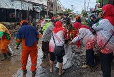 Pemerintah Kelurahan Sungai Lilin Ajak Warga Gotong Royong Atasi Genangan Air di Jalan Puskesmas