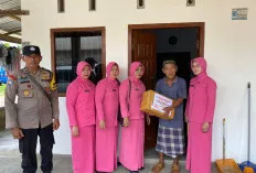 Hari Bhayangkara Ke-78, Bawa Paket Sembako Bhayangkari Keluang berbagi ke Warga Kurang Mampu   