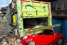 Truk Fuso Hantam Dua Rumah dan Timpa Mobil di Jalintim OKI
