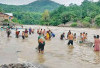 Masyarakat Ramai – Ramai Turun ke Sungai Tangkap Ikan Mabuk 