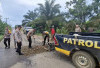  Lubang Jalan di Desa Tambangan Rawan Kecelakaan, Polsek BTS Ulu Lakukan Perbaikan Darurat
