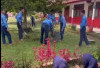 Hari Pertama Sekolah, Siswa SMPN Gotong Royong Bersihkan Lingkungan