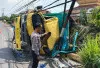 Hindari Kucing, Truk Pengangkut Daun Nipah Kecelakaan di Ogan Ilir